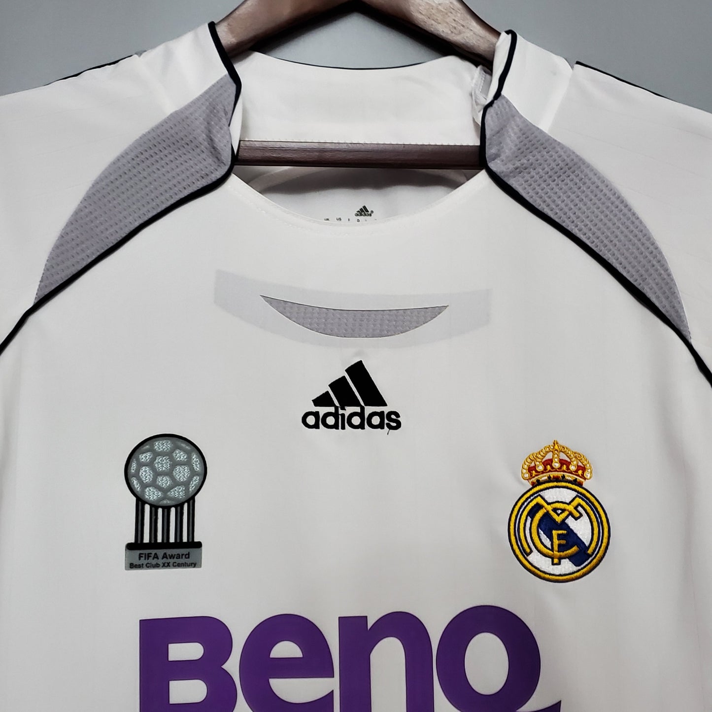 Real Madrid Retro 2006/2007 Home Jersey